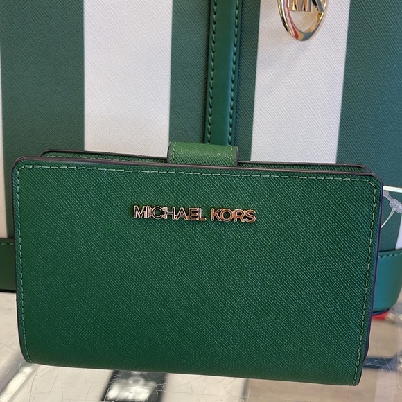 MICHAEL KORS
Medium Jet Set Travel Crossgrain Leather Bifold Zip Wallet
NWT - Picture 1 of 16